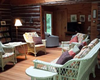 Cozy renovated cabin in Williamstown, steps from hiking trails - Williamstown - Living room