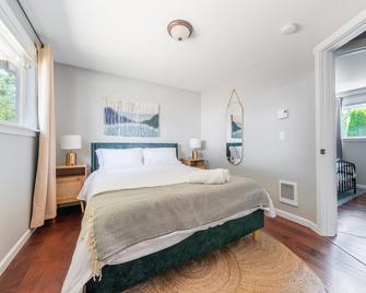 Edmonds Escape Modern Home & Appliances 3 Bedroom Home by RedAwning - Edmonds - Bedroom