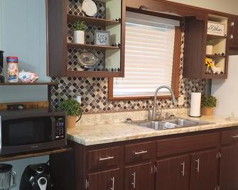 Cozy family home setting and 5 minutes from The University of Mississippi. - Oxford - Kitchen