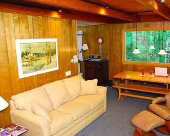 Sugarbush Ski vacation home, IDEAL proximity to ski resort, Golf & MRV events. - Warren - Huiskamer