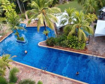 Tiara Labuan Hotel - Victoria - Piscina