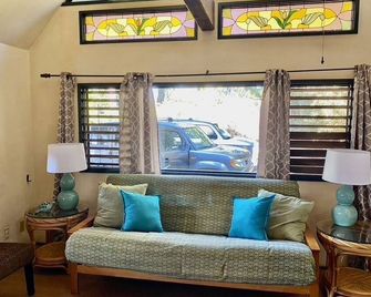 Gingerbread House-Less than a mile from Paia town and all North Shore beaches - Paia - Sala de estar