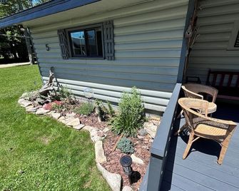 3 seasons of adventures on Indian Lake/Sunset View Resort/Cabin #5 - Manistique - Patio