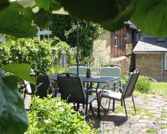 Listed Cottage with parking and garden. Sleeps 5. - Winchcombe - Patio