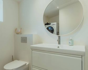 Seaside Nest - Charming Waterfront Retreat - Sandavágur - Bathroom