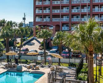 Quality Inn & Suites Galveston - Beachfront - גאלבסטון - בריכה