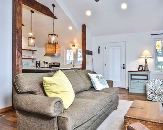Cove Overlook, Waterfront & Sunset Views - Three Lakes - Living room