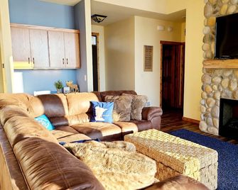 Breathtaking Views! Peaceful and Private! - Richmond - Living room