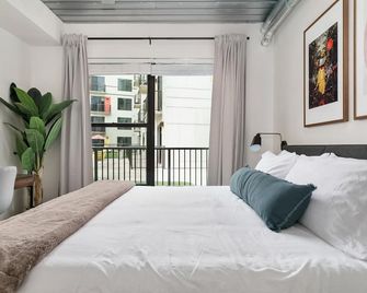 Lodgeur | Suave midcentury modern 1BR | Midtown - Houston - Habitación