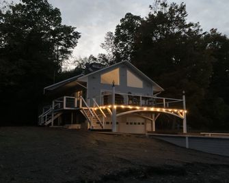 Cayuga Lake Front Home - Aurora - Edificio