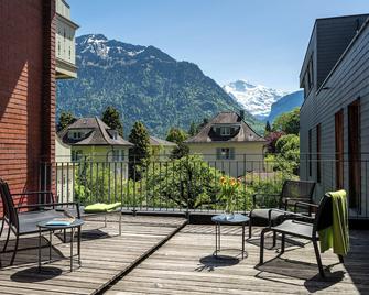 Backpackers Villa Sonnenhof - Hostel Interlaken - Interlaken - Balcony