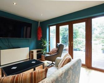 Air Maison - Large Family Home with Pool Table - Waterlooville - Living room