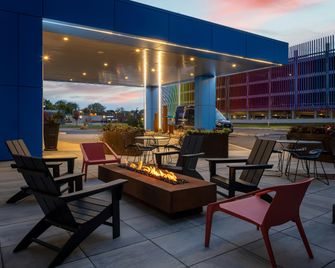 Hampton Inn & Suites by Hilton Rochester Downtown - Рочестер - Патіо