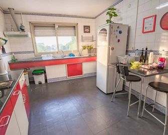 Oporto Sky Hostel - Porto - Kitchen
