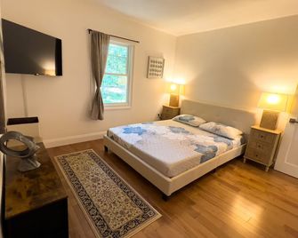 Contemporary Cape Getaway: Perfect Beachside Vacation for 10! - Eastham - Bedroom