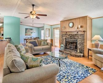Steinhatchee Home with Boat Parking 1 Mi to Marina - Steinhatchee - Sala de estar