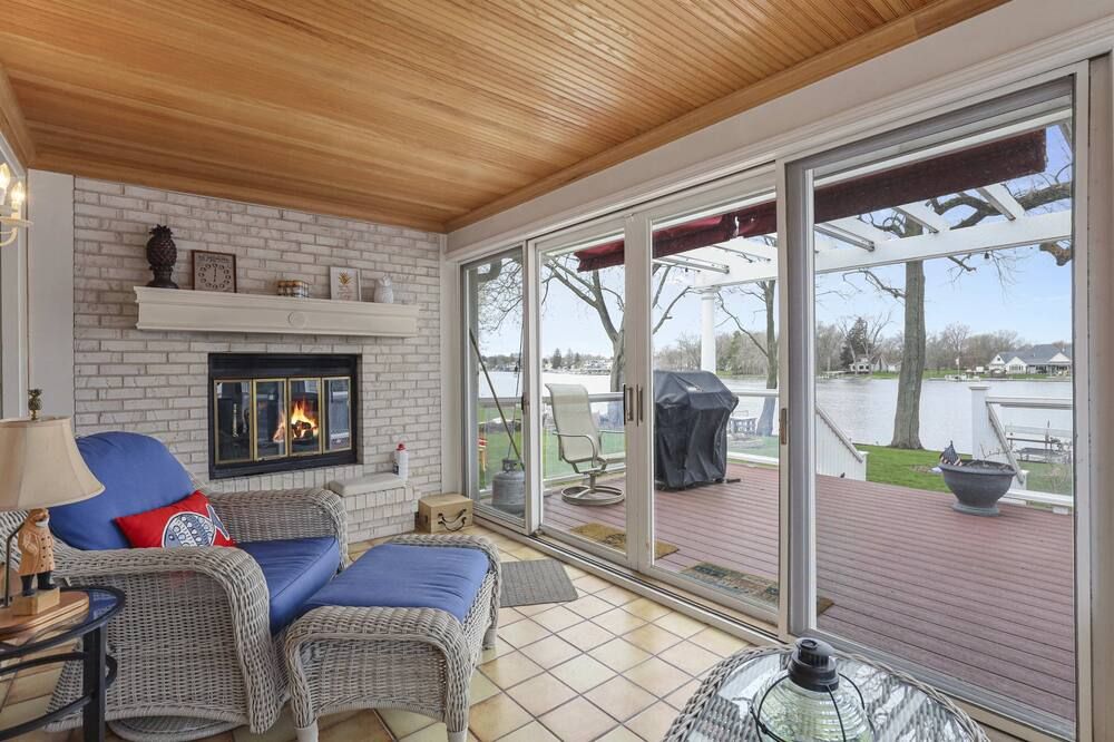 Fox River/Chain of Lakes Waterfront Home with Hot Tub - McHenry - Obývací pokoj