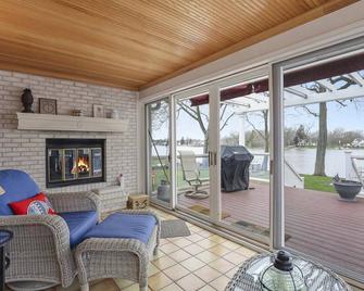 Fox River/Chain of Lakes Waterfront Home with Hot Tub - McHenry - Living room