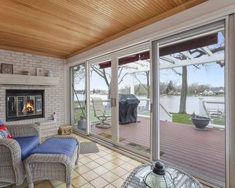 Fox River/Chain of Lakes Waterfront Home with Hot Tub - McHenry - Obývací pokoj