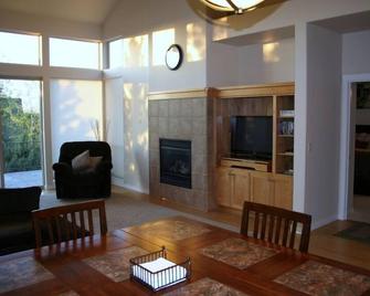 Golf and Outdoor Getaway!! - Redmond - Dining room