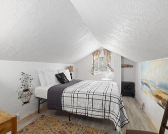 Bo's Rustic Cottage Cozy and Charming with Hot Tub and Fenced Yard - Billings - Bedroom