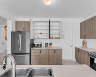 Beautiful New Build by Elora - Fergus - Kitchen