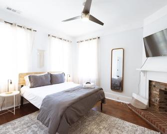 Pet-friendly w/ Back-yard Near everything the Starland District has to offer! - Savannah - Bedroom