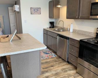 Cozy apartment close to downtown Hannibal with full kitchen, A/C, and Wi-Fi - Hannibal - Kitchen