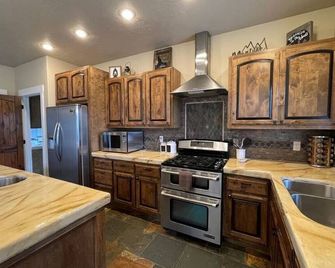 Gorgeous 5+ Bedroom Home w/ Hot Tub, Near Tamarack - Donnelly - Cocina