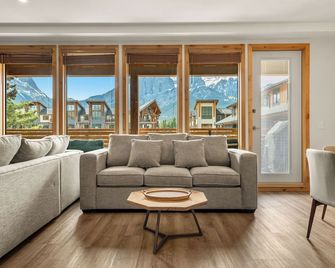 Mountain Views! Luxurious 3Brs/3.5Ba for max 12, Tamarack Lodge, Spring Creek - Canmore - Wohnzimmer