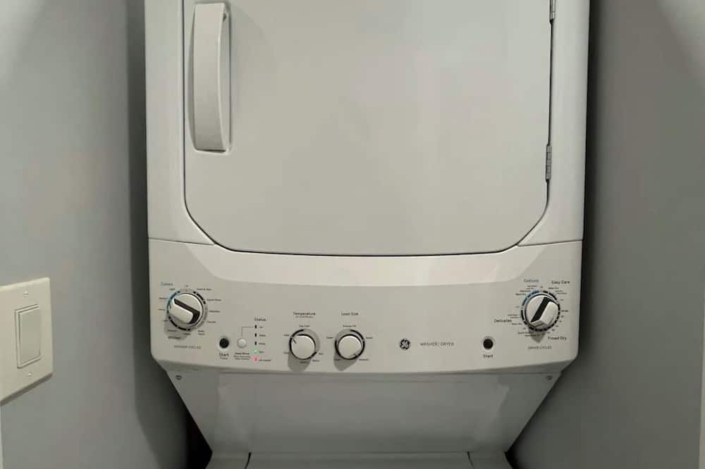 Stylish Cozy 2-bedroom with Bar, Yard, Private Parking Near JFK/Queens - קווינס - מתקן כביסה