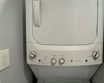 Stylish Cozy 2-bedroom with Bar, Yard, Private Parking Near JFK/Queens - Queens - Laundry facility