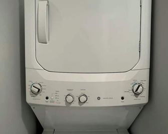 Stylish Cozy 2-bedroom with Bar, Yard, Private Parking Near JFK/Queens - קווינס - מתקן כביסה