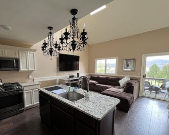 Golf Front | Mountain Views | Updated | Modern - Vernon Township - Cocina