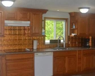 Tranquility Oaks Retreat - Rosharon - Kitchen