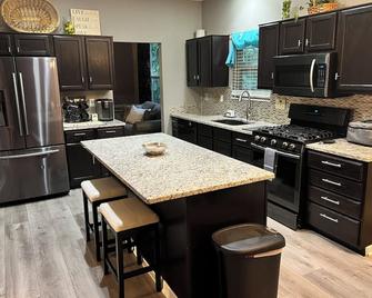 Experience Tranquility at P.S. - Private Serenity 4-bedroom House in Blacklick - Blacklick - Kitchen