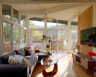 Modern Catskills Cabin + Game Room + King Bed + 5min to Margaretville - Margaretville - Living room