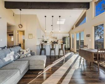 The Colorado Cabin | Hot tub & Sleep 8 - Bailey - Living room