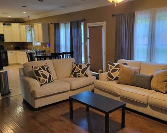 The Perfect Launchpad for Central Arkansas Fun! - Benton - Soggiorno