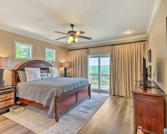 Bull Shoals Retreat w/ Panoramic River Views! - Bull Shoals - Bedroom