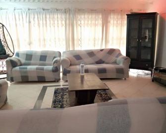 Impeccable 2-Bed Apartment in Kumasi Ashanti - Kumasi - Living room