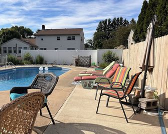 Lovely 3-bedroom house in Saratoga Springs with WiFi, AC, and inground pool. - Saratoga Springs - Pool