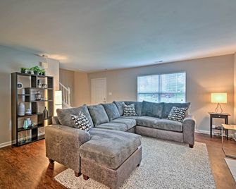 Near Uncc! Charlotte Family Retreat With Deck - Charlotte - Living room
