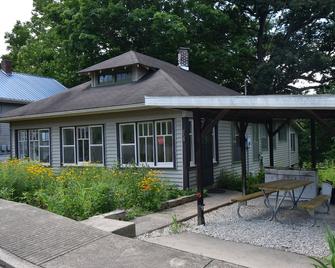 Bungalow in Bloom - French Lick - Building