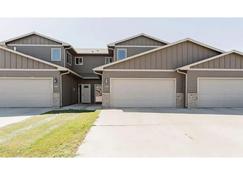 Lmd Townhouse 3 Bdrm With Hot Tub And Game Room. - Sioux Falls - Building