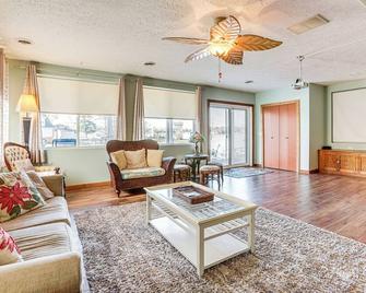 Boat Dock & Lake Access: Farwell Home w/ Balcony! - Farwell - Living room