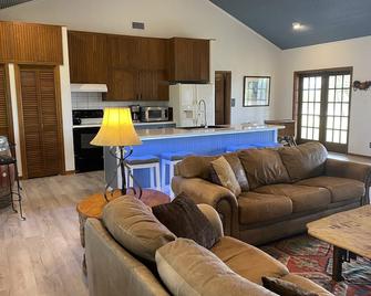 Wolf Creek Guest Ranch - Fredericksburg - Phòng khách