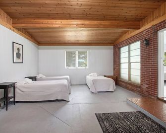 Wine, Golf & Reunion Retreat House - Dowagiac - Bedroom