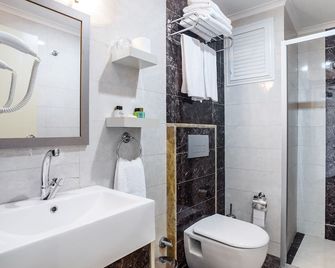 Ayhan Hotel - Antalya - Baño