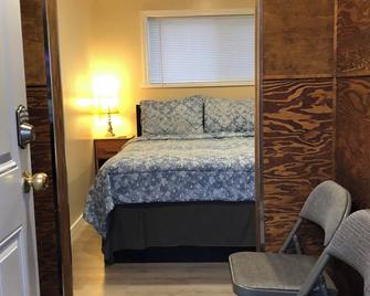Shady Willow Guest House - Small Indipendent Units With Seperate Entrance For Travellers - Chilliwack - Bedroom